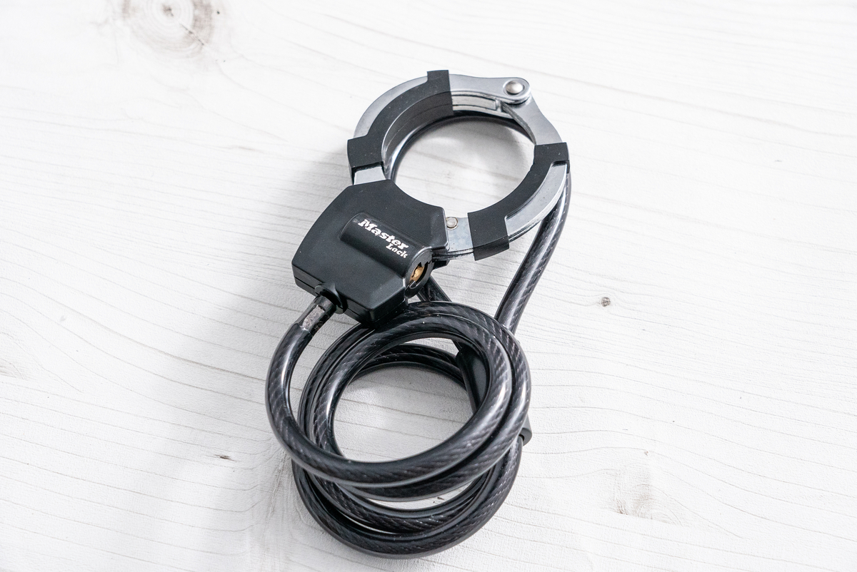 MasterLock手錠型ケーブルロックの本体とケーブル